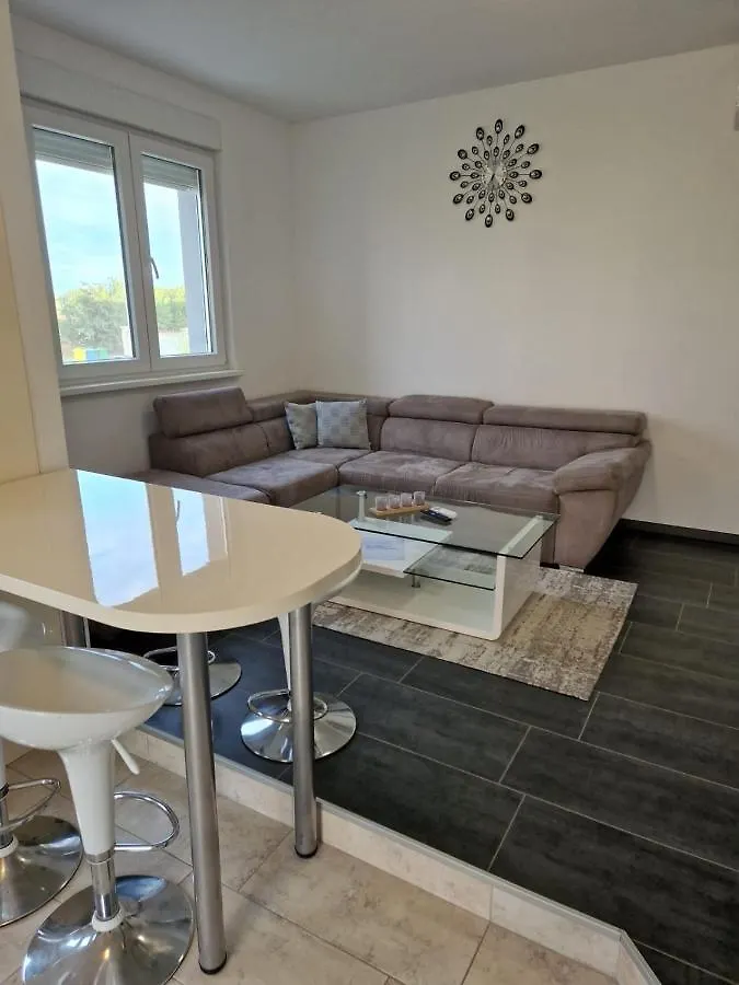 Apartment Luca プーラ